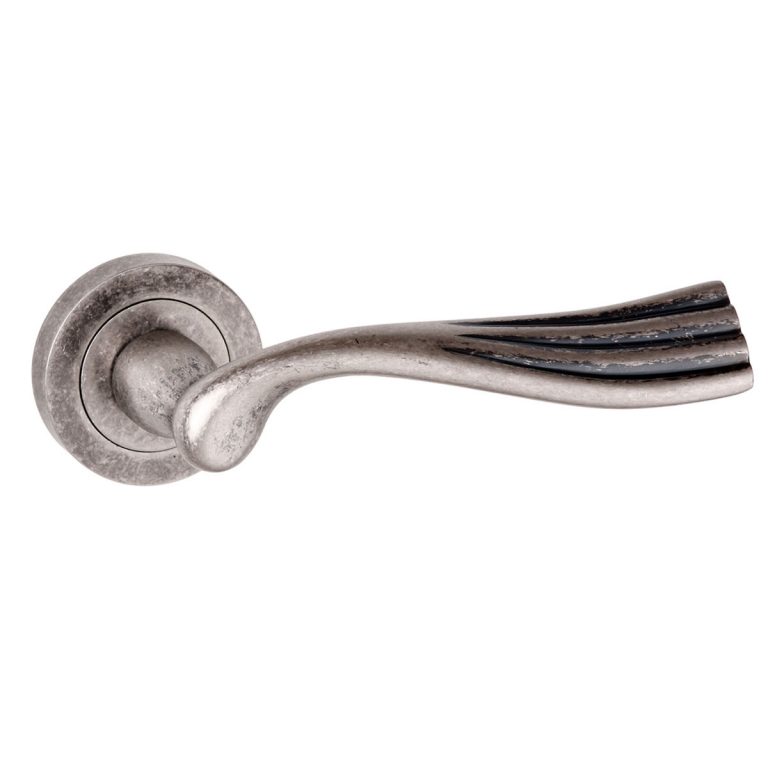 OE110DS Old English Richmond Lever Door Handle on Round Rose - Distressed Silver