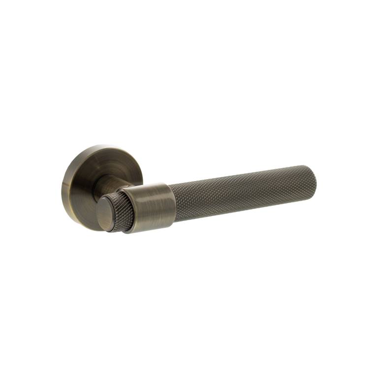 SPR160AB Senza Pari Andretta Knurled Lever Door Handle on Minimal Round Rose - Antique Brass